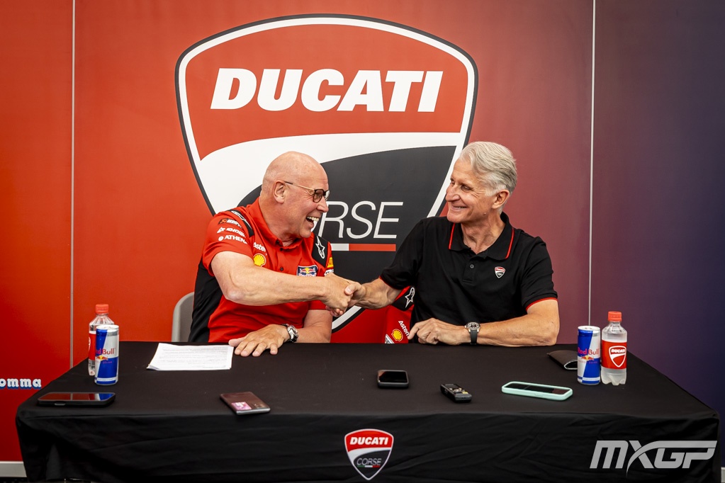 Paolo Ciabatti tijdens het persmoment in de Ducati-tent in Arnhem