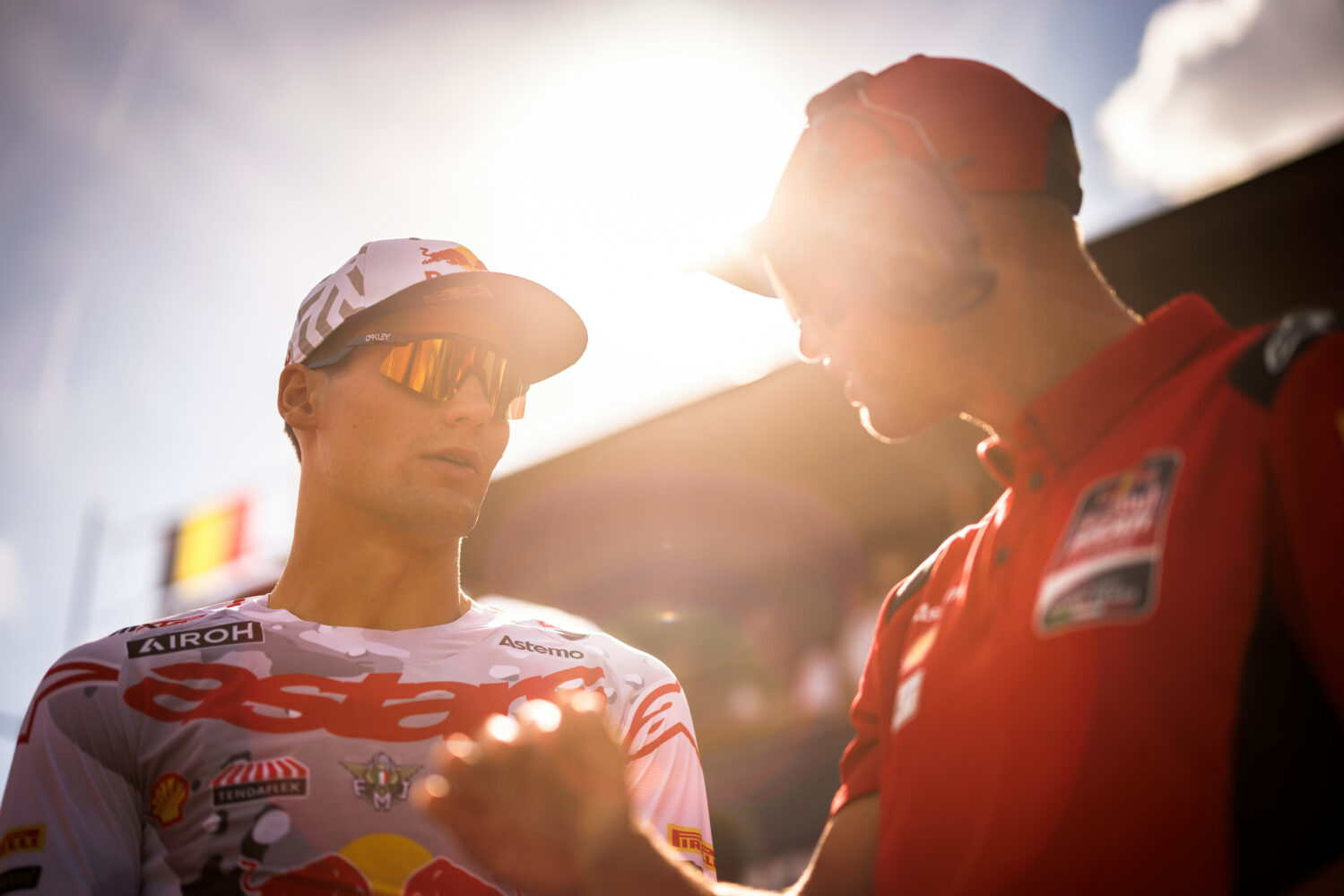 Coach Kevin Strijbos in gesprek met Red Bull Ducati Factory Racing rijder Andrea Bonacorsi