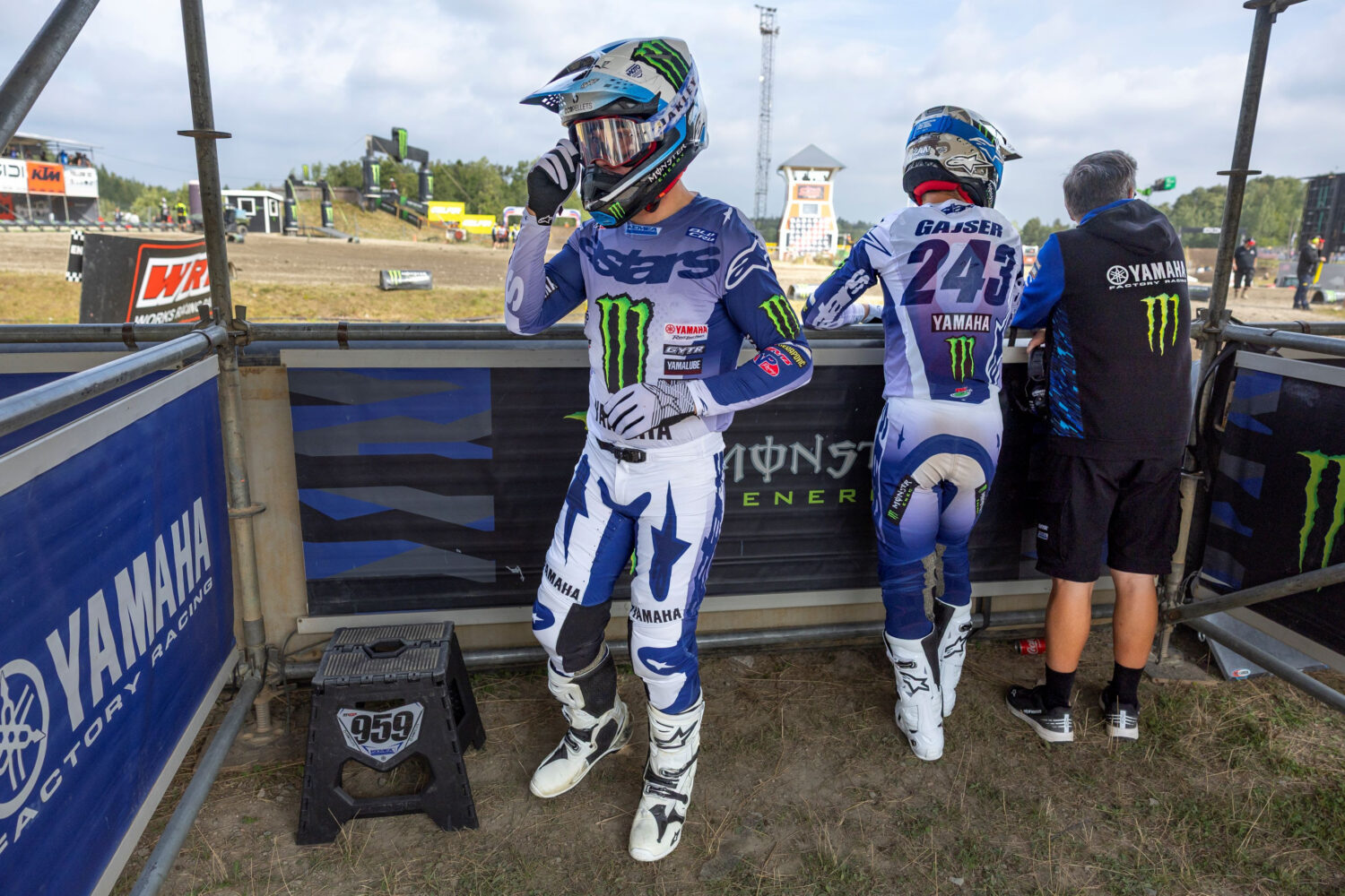 Maxime Renaux en Tim Gajser in de pits tijdens de MXGP van Zweden in Uddevalla