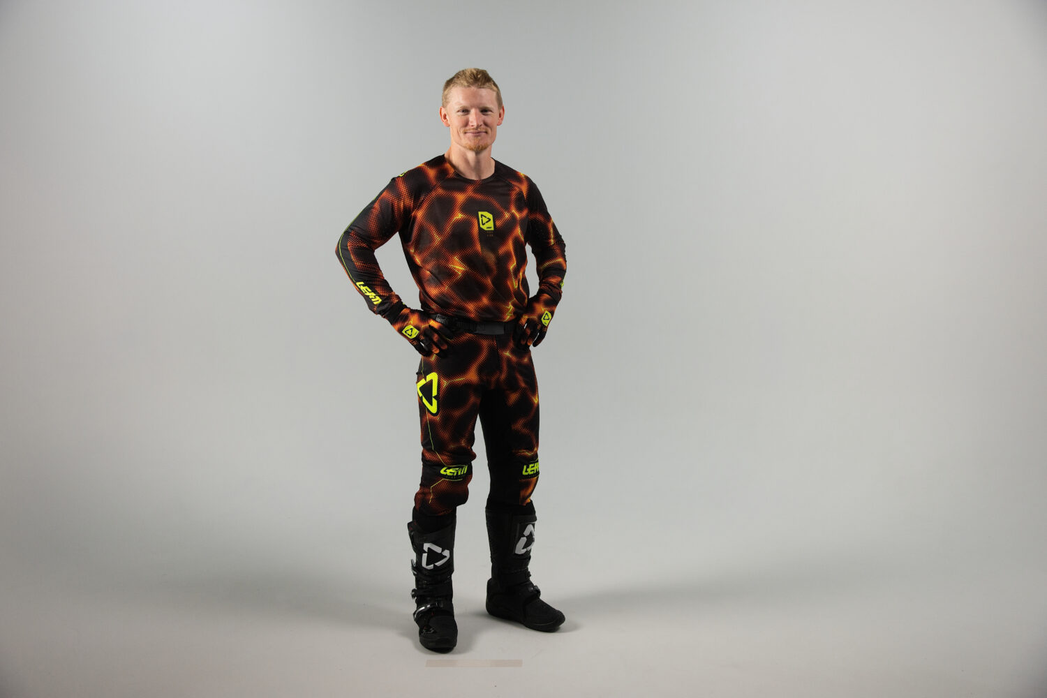 LEATT Moto 5.5 UltraWeld Jersey 2027 in de kleurstelling Fire Orange