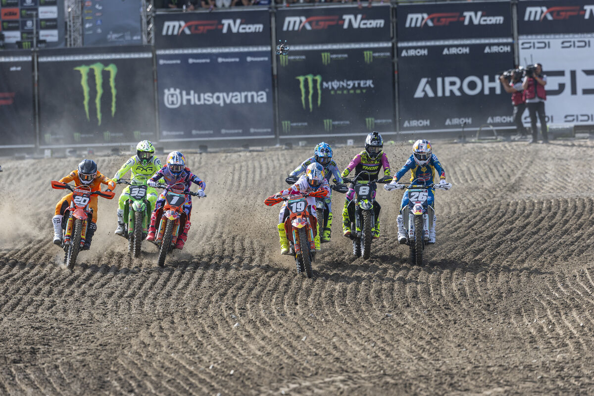 Sacha Coenen (#19) duikt als eerste de linkerbocht in tijdens de GP van Zweden in Uddevalla