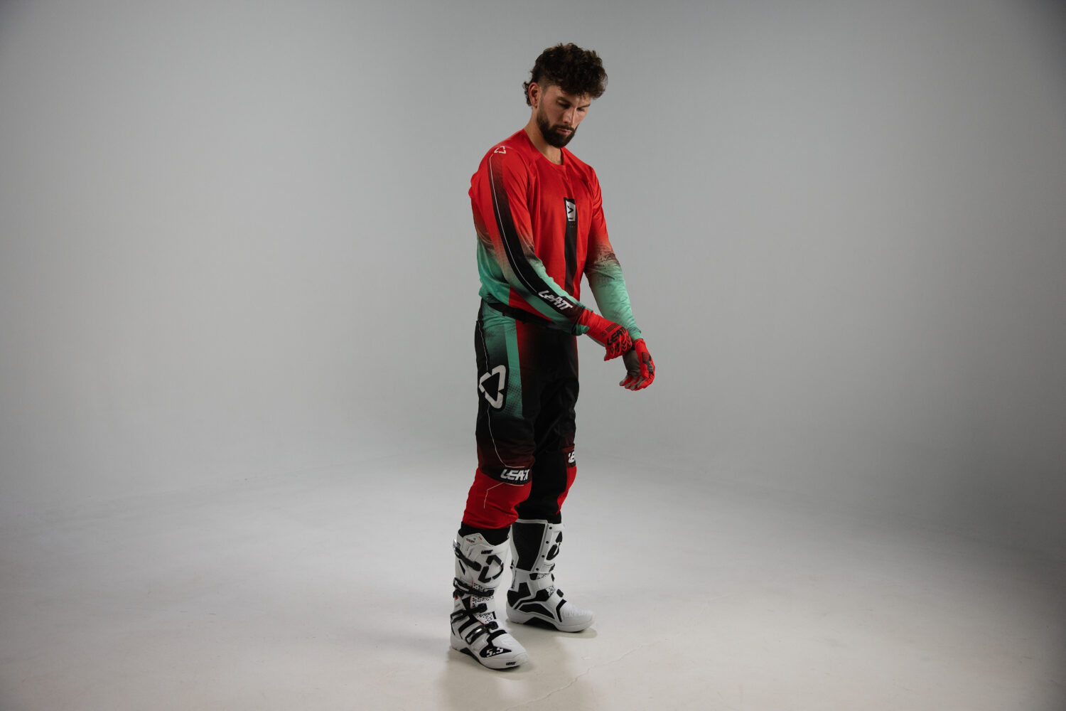 LEATT Moto 5.5 Racewear 2027 in de kleurstelling Fade Red
