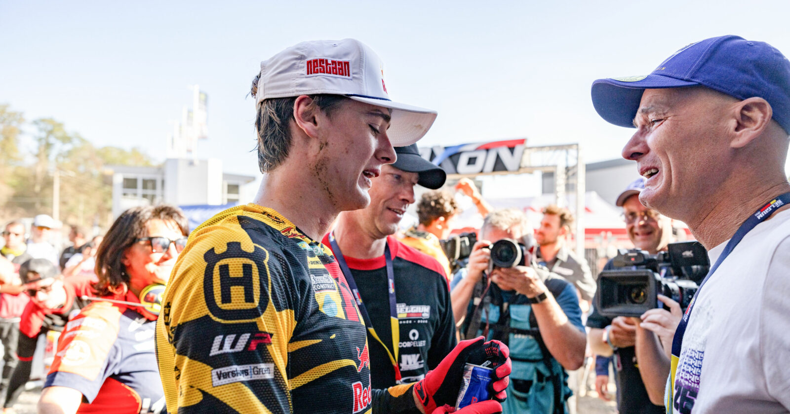 Liam Everts en zijn vader Stefan Everts emotioneel na de Motorcross der Naties