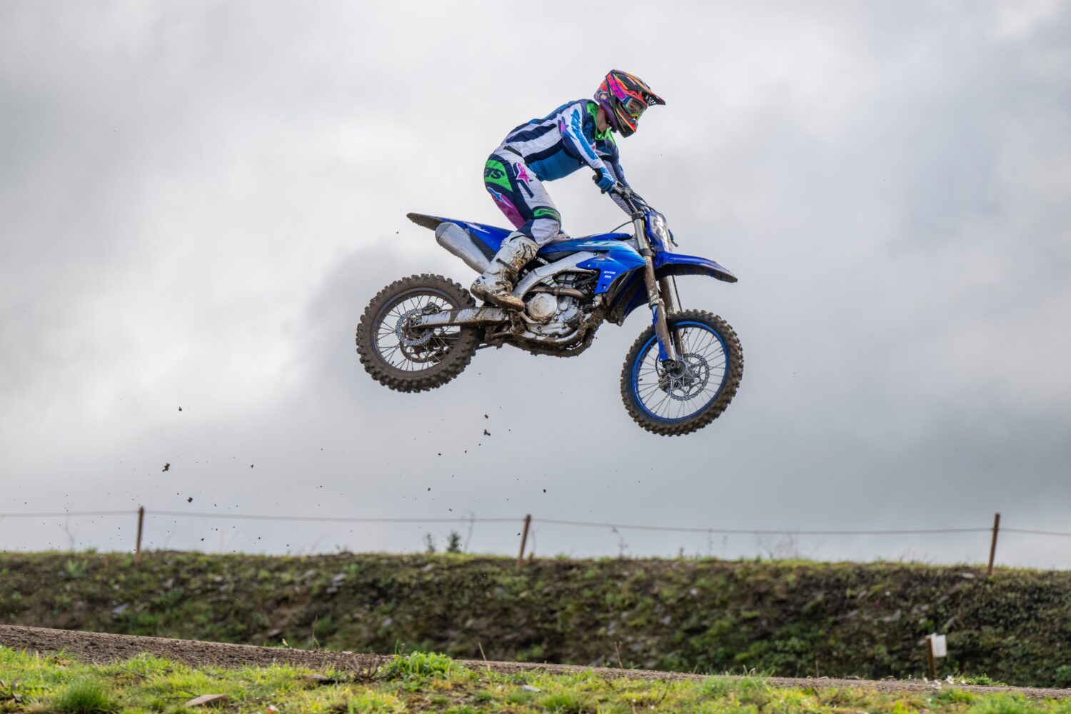 Testrijder op de Yamaha YZ250F 2027 op het circuit van Lierneux