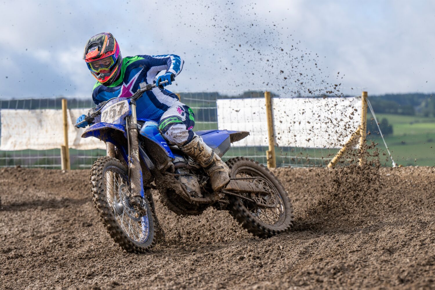 Yamaha YZ250F 2027 in een bocht tijdens de test in Lierneux