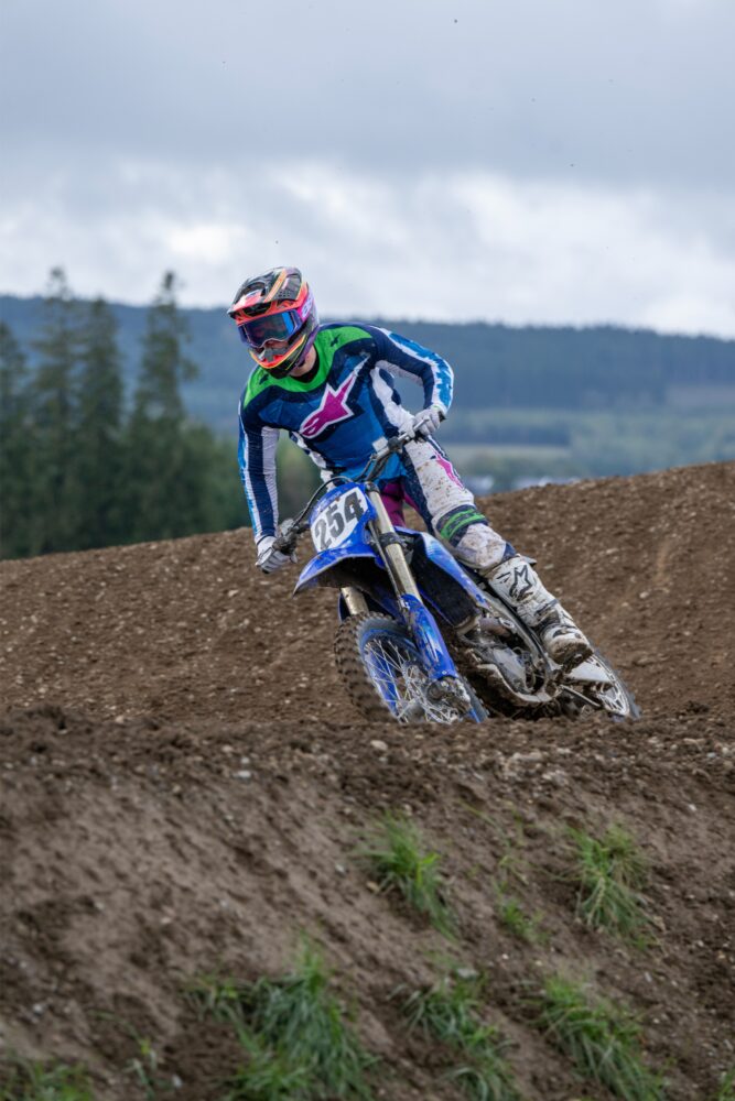 Yamaha YZ250F 2027 rijtest op de harde ondergrond van Lierneux