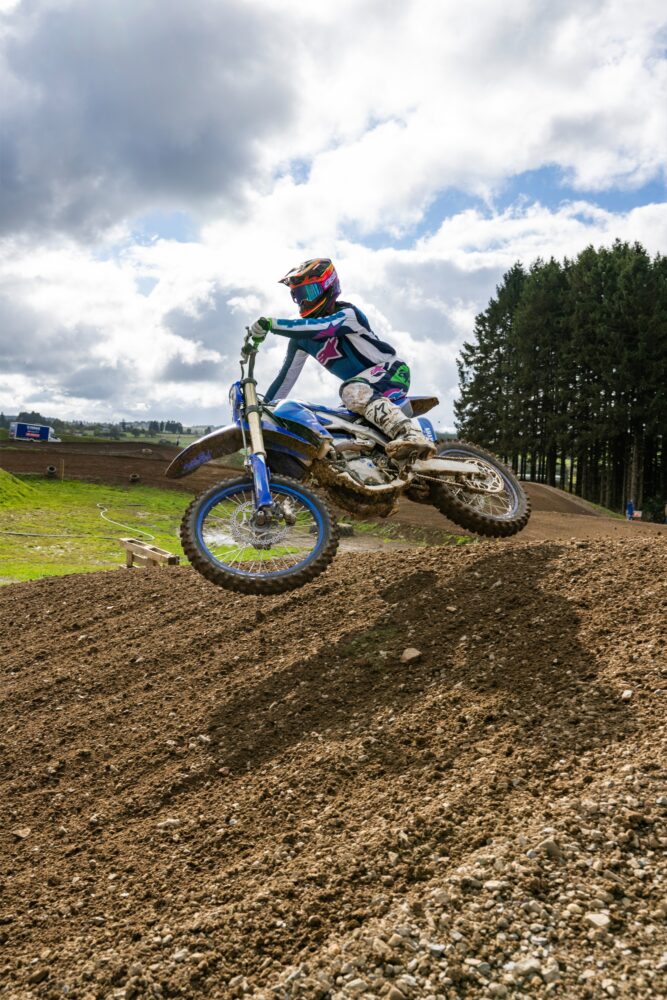 Testrijder geeft gas op de Yamaha YZ250F 2027 in Lierneux