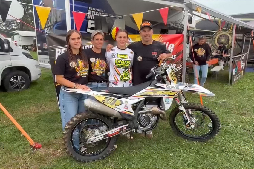 Maxime Breugelmans met haar familie in de paddock